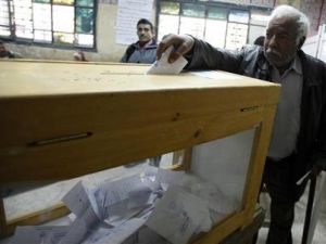ناخب يدلي بصوته في مركز اقتراع بالقاهرة 