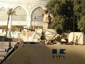 مجند مصري فوق مدرعة عسكرية أمام قصر الرئاسة في القاهرة