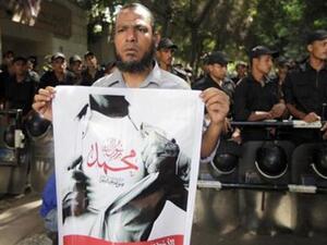 متظاهر يحمل لافتة اثناء الاحتجاج على الفيلم المسيء للنبي امام السفارة الامريكية في القاهرة 