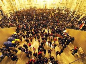 مصريون ينتظرون في محطة القطارات الرئيسية بالقاهرة
