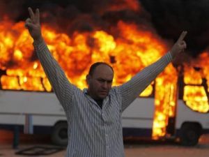 حرق حافلات تابعة لجماعة الاخوان المسلمين اثناء الاشتباكات بالقرب من مقر مكتب الارشاد في المقطم بالقاهرة
