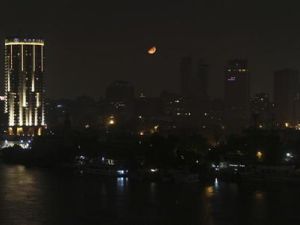 القاهرة مظلمة مساء اثناء حظر التجوال
