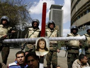 اقباط مصريون يرفعون صليبا عليه صورة السيد المسيح خلال تظاهرة وسط القاهرة
