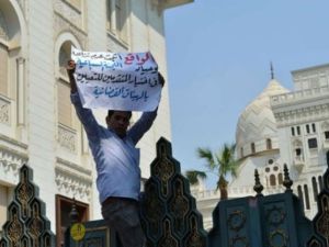 مصريين يحتجون على اوضاعهم امام ابواب القصر الرئاسي
