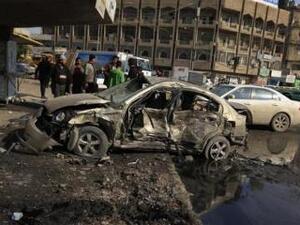 عراقيون يحتشدون في موقع هجوم بسيارة ملغومة ببغداد
