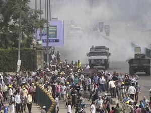 قوات الأمن تطلق قنابل الغاز على انصار مرسي في القاهرة