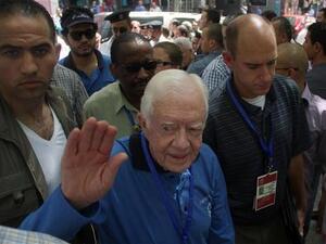 جيمي كارتر خارج مقر انتخابي في القاهرة
