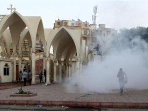 مسيحيون يهرعون الى داخل الكاتدرائية المرقسية بالعباسية يوم الاحد