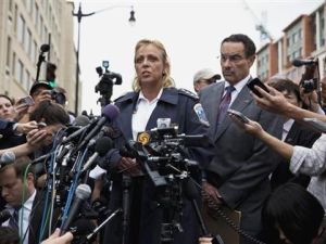 كاثي لانيير رئيسة شرطة واشنطن تتحدث لوسائل الاعلام يوم الاثنين وبجوارها فيسنت جراي رئيس بلدية واشنطن بشأن حادث اطلاق النار داخل مقر تابع للبحرية الامريكية