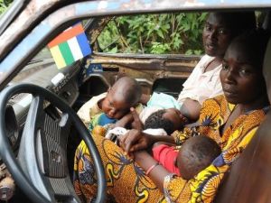 سكان مدينة دامارا التي تبعد 75 كلم شمال بانغي يغادرون المنطقة هربا من العنف
