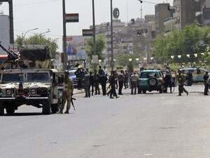 رجال شرطة عراقيون يتفقدون موقعا شهد انفجار عبوة ناسفة في بغداد