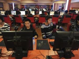 صينيون في مقهى للانترنت