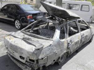 سيارة لحقت بها اضرار بعد قصف قرب السفارة الصينية في دمشق يوم الاثنين
