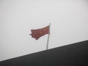 علم صيني فوق مبنى في كوينغداو شرق اقليم شاندونغ في 29 كانون الثاني/يناير 2013
