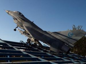 طائرة مقاتلة صينية معروضة امام شركة الصناعة الجوية في بكين 
