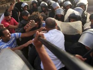 شرطة مكافحة الشغب تحاول التفريق بين محتجين واسلاميين في القاهرة
