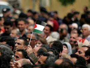 فلسطينيون يتظاهرون امام مقر رئاسة الحكومة في رام الله
