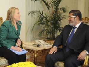 الرئيس المصري محمد مرسي ووزيرة الخارجية الاميركية هيلاري كلينتون في اجتماعهما الذي سبق الاعلان عن التهدئة