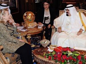 وزيرة الخارجية الامريكية هيلاري كلينتون والعاهل السعودي الملك عبدالله بن عبدالعزيز
