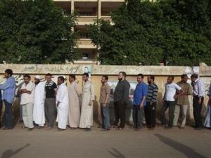 ناخبون مصريون يصطفون أمام مركز اقتراع بقرية شرقي القاهرة
