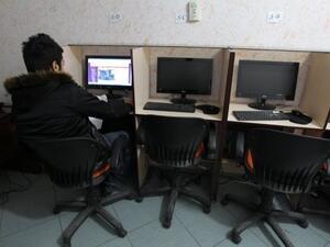 Egyptian security forces have caught a saboteur that damaged a cable disrupting internet services 