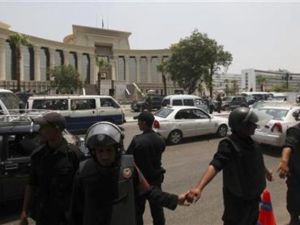 قوات الامن تفرض طوقا أمنيا حول المحكمة الدستورية العليا في القاهرة 

