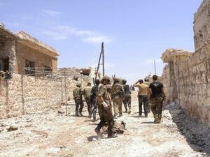 جنود من القوات النظامية السورية في ضهرة عبدربه في حلب