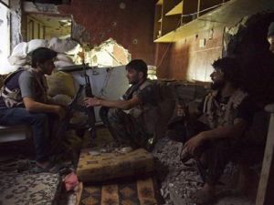 عناصر من الجيش السوري الحر داخل منزل متهدم في دير الزور
