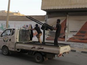 مقاتل من الجيش السوري الحر يصوب مدفعا رشاشا مضادا للطائرات في دير الزور 
