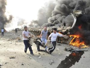 اشخاص يحملون جثة محترقة بعد انفجار في دمشق 
 اشخاص يحملون جثة محترقة بعد انفجار في دمشق