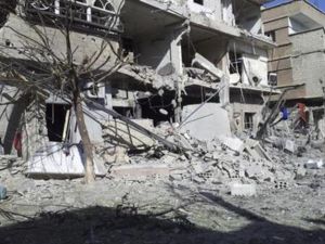 مبنى دمره قصف جوي لقوات بشار الأسد في الدوما بالقرب من دمشق