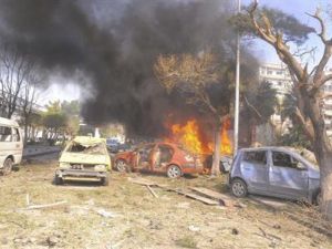 سيارات مدمرة بعد تفجير في وسط العاصمة السورية دمشق
