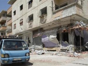 سيارة نقل صغيرة تمر بجوار منزل مضار قرب دمشق 