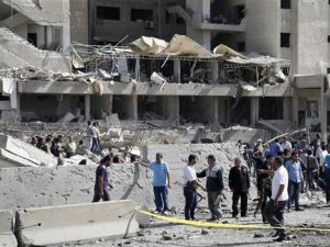 سكان وأفراد أمن في موقع تفجير انتحاري بالعاصمة السورية دمشق
 سكان وأفراد أمن في موقع تفجير انتحاري بالعاصمة السورية دمشق