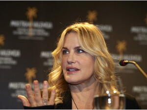 Film actress and eco-campaigner Daryl Hannah has hit out at tourist destinations for keeping creatures such as dolphins and offering a “fake” culture experience.
