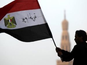 شاب مصري يحمل علم بلاده 