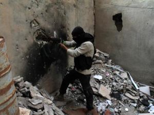 مقاتل من المعارضة السورية في دير الزور