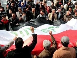 عشرات العراقيين في ساحة التحرير وسط بغداد