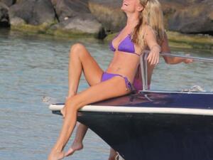 Fun in the sun: Denise strikes a sexy pose in Dubai (Photo: Dubaipix)