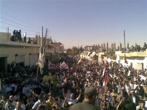  محتجون يتظاهرون ضد الرئيس السوري بشار الاسد في درعا
