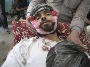 جثمان شخص قال محتجون انه قتل بنيران قوات الاسد في درعا يوم الجمعة
