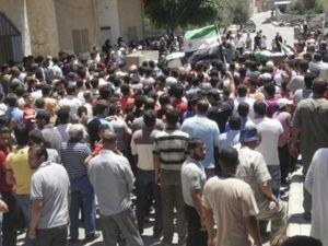 سكان يحملون نعوش اشخاص يقول محتجون انهم قتلوا جراء قصف قوات موالية للرئيس السوري بشار الاسد خلال جنازتهم في درعا يوم السبت
