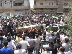 سوريون يشيعون جنازة اشخاص يقول محتجون انهم قتلوا على يد قوات تابعة للرئيس السوري بشار الاسد في درعا يوم الثلاثاء 
