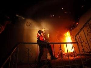 رجل اطفاء يحاول اخماد نيران اشتعلت في مبنى تعرض لغارة اسرائيلية في غزة