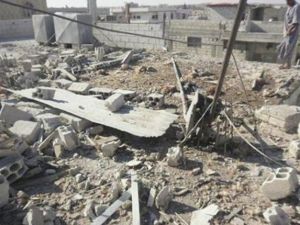 رجل ينظر الى منطقة مدمرة في درعا يوم الاثنين.