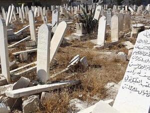 شواهد قبور محطمة في حي دوما في دمشق
