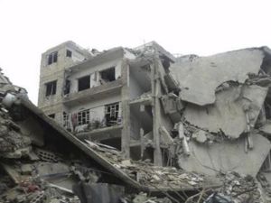 لقطة لبعض الدمار الذي أحدثته غارة جوية لمقاتلات تابعة للأسد في دوما قرب دمشق 
