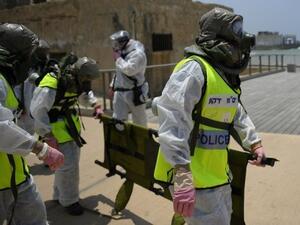 منقذون اسرائيليون خلال عمليات اخلاء وهمية في تل ابيب