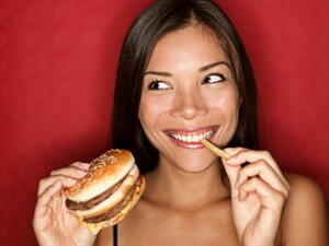 تحتوي الوجبات السريعة على نسب عالية من السعرات الحرارية والدهون