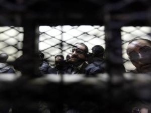 نشطاء مصريون متهمون في قضية التمويل الاجنبي داخل قاعة محكمة بالقاهرة يوم الاحد
